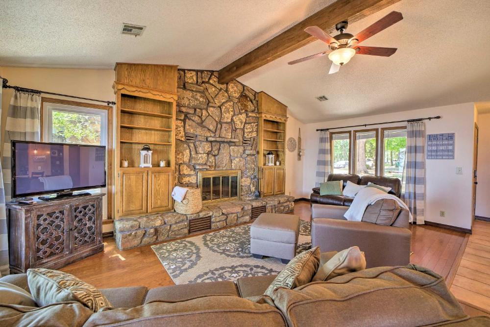Grand Lake Views and Fire Pit Monkey Island Home!